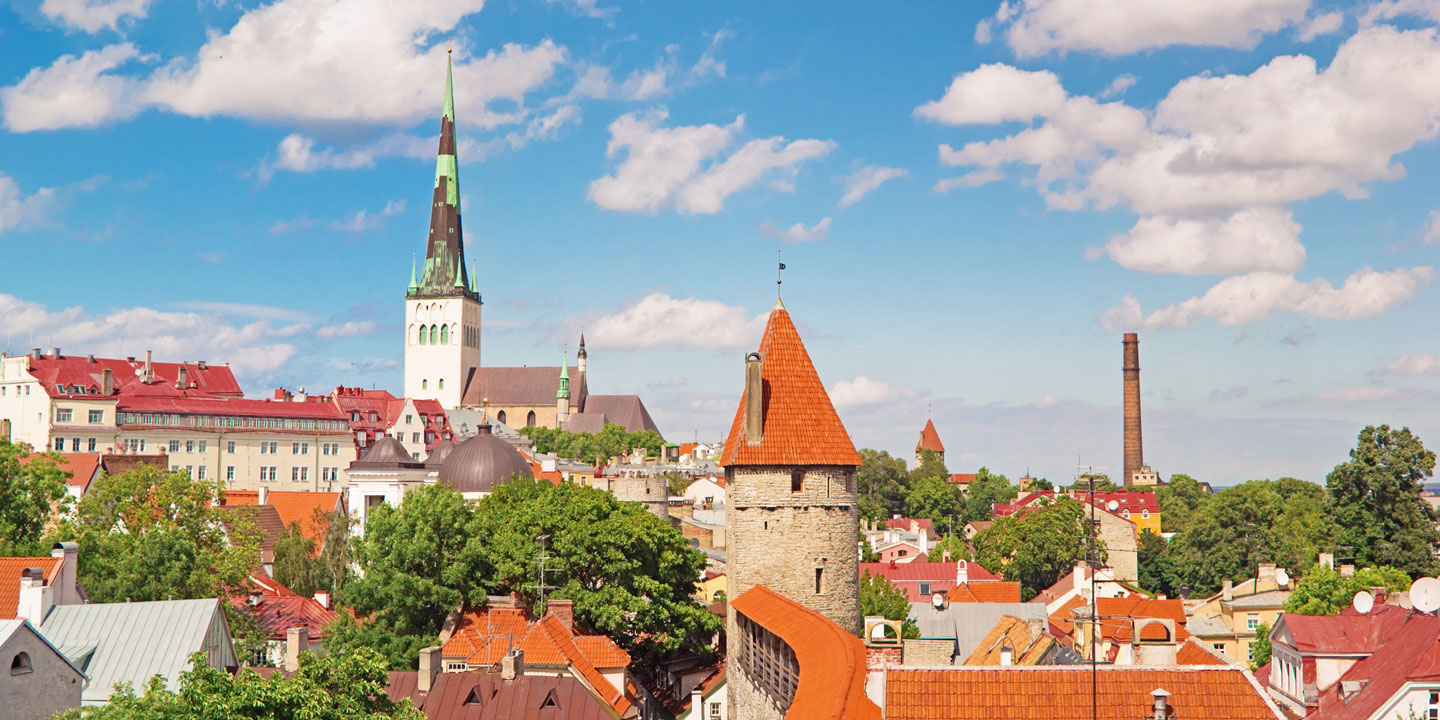 Vy över takåsarna i Estlands huvudstad Tallinn. 