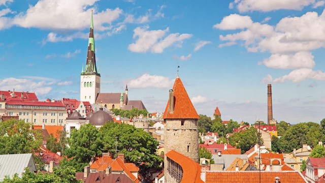 Vy över takåsarna i Estlands huvudstad Tallinn. 