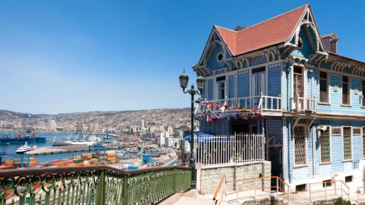 Blått "villa-villerkulla-hus" i Valparaiso i Chile.