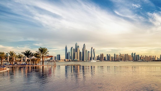 Dubai skyline i solnedgången.