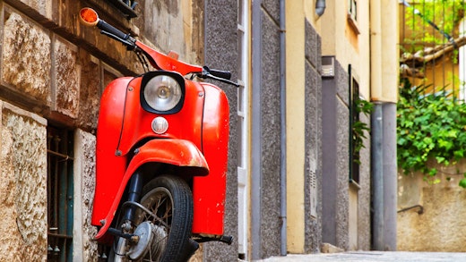 Moppe i en gränd i Palma på Mallorca.