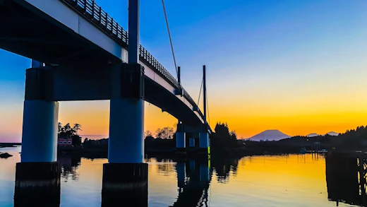 Magisk solnedgång med Sitka Bridge i fokus.