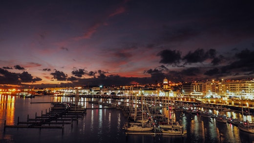 Hamnen i Ponta Delgada på Azorerna, kvällstid.