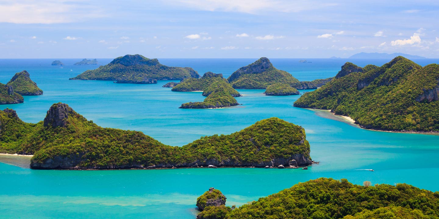 Vy över Thailands gröna öar och havet.