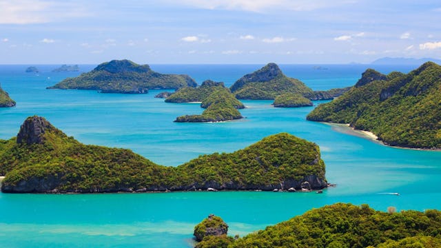 Vy över Thailands gröna öar och havet.