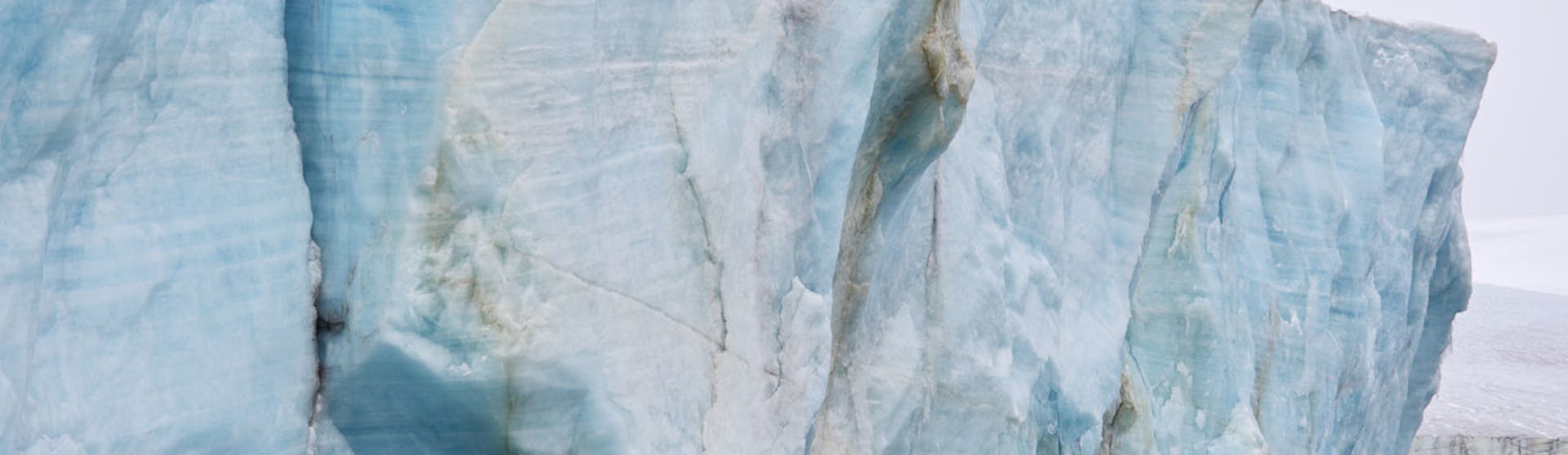Mäkta imponerande isberg som reser sig ur havet i Franz Josef Land.