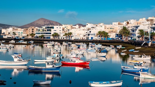 Småbåtar i vattnet vid kusten till Arrecife på Lanzarote.