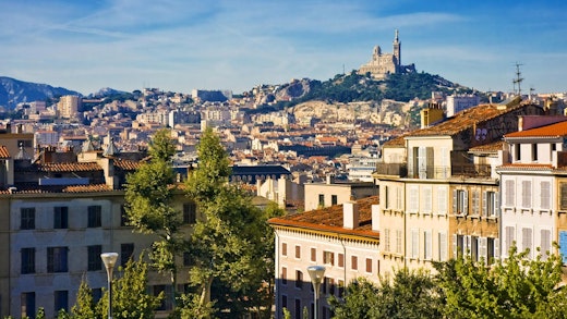 Vy över ett soligt Marseille i Frankrike.