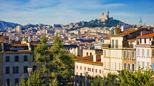 Vy över ett soligt Marseille i Frankrike.