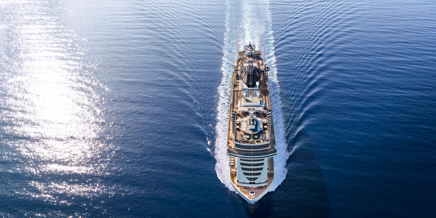 Fartyget MSC Seaside sett ovanifrån, ute till havs.