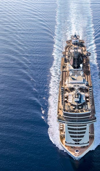 Fartyget MSC Seaside sett ovanifrån, ute till havs.