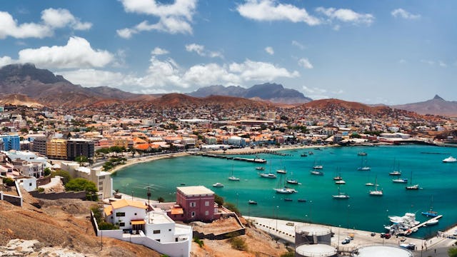Vy över staden Mindelo på Kap Verde.