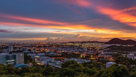 Solnedgång i Laem Chabang i Thailand.