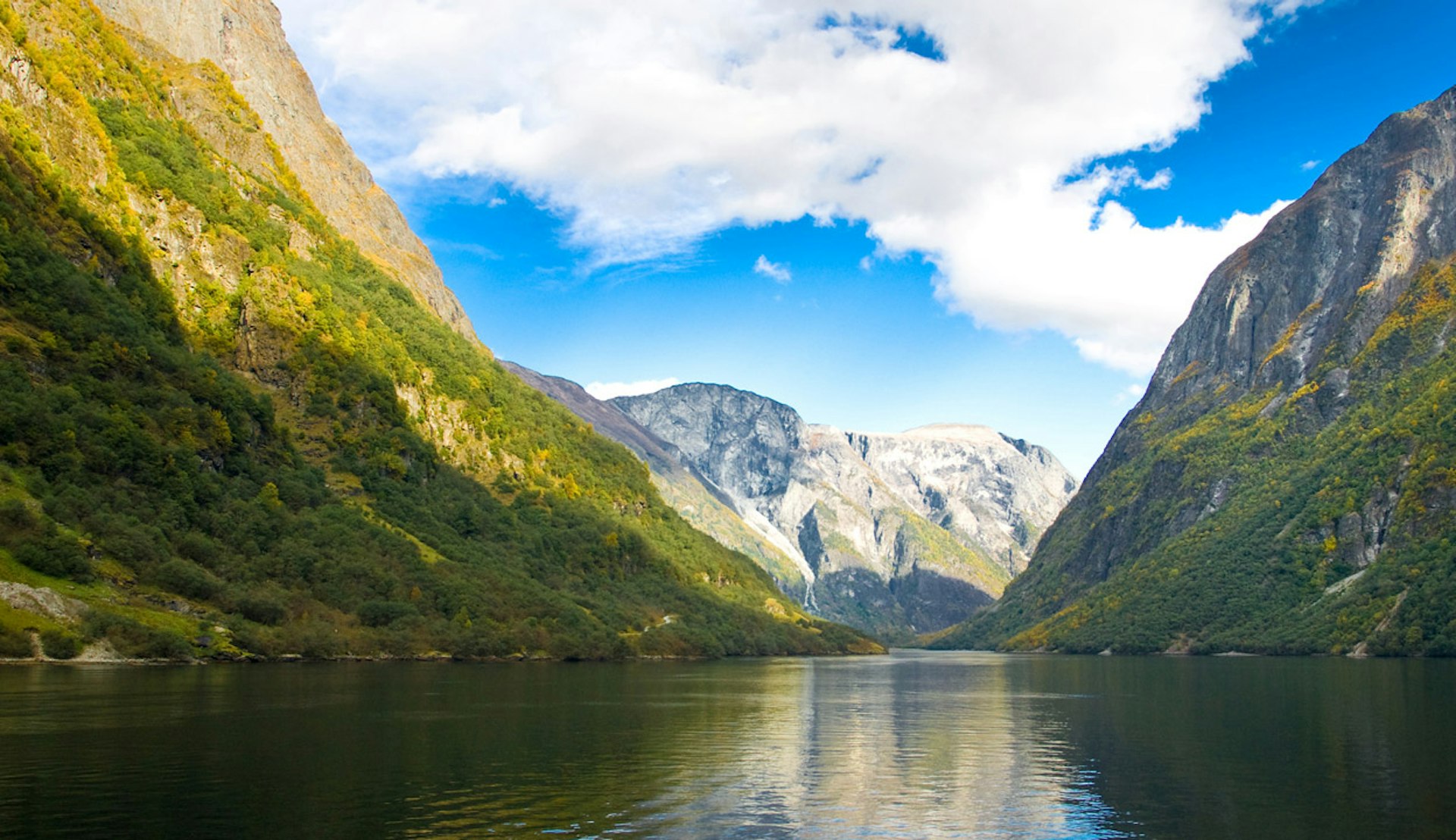 Vackert fjordlandskap i Norge.