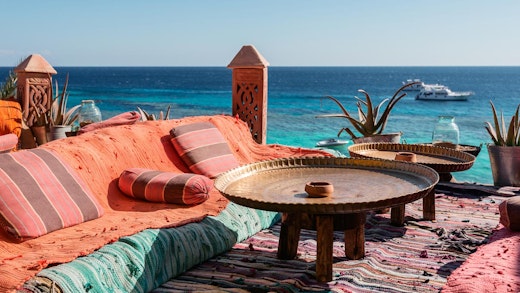 Härlig utomhuslounge vid Röda havet.