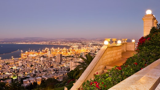 Kvällsvy över Haifa i Israel, från Karmelberget.