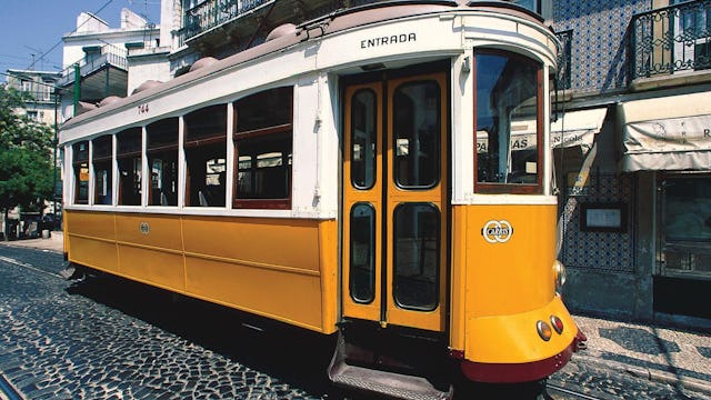 Gul spårvagn i Lissabon, Portugal.