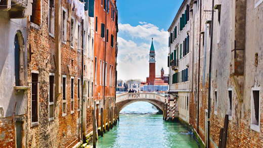 En av många vackra kanaler i Venedig.