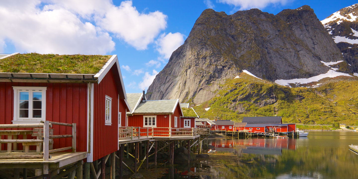 Röda hus i fantastiskt läge precis vid vattnet i Lofoten, Norge.