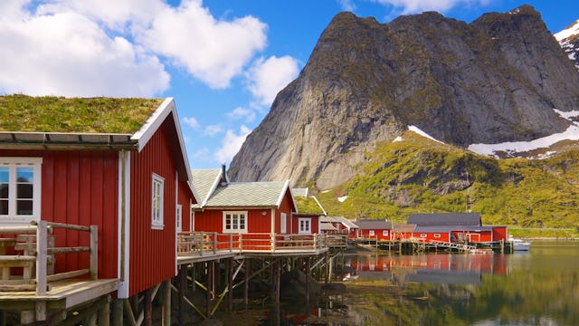 Röda hus i fantastiskt läge precis vid vattnet i Lofoten, Norge.