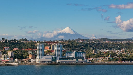 Vy över Puerto Montt i Chile, med vulkanen Osorno i bakgrunden.