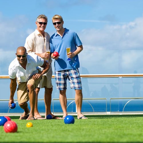 Många fartyg har stora trädgårdar, shoppinggator och rymliga lounger.