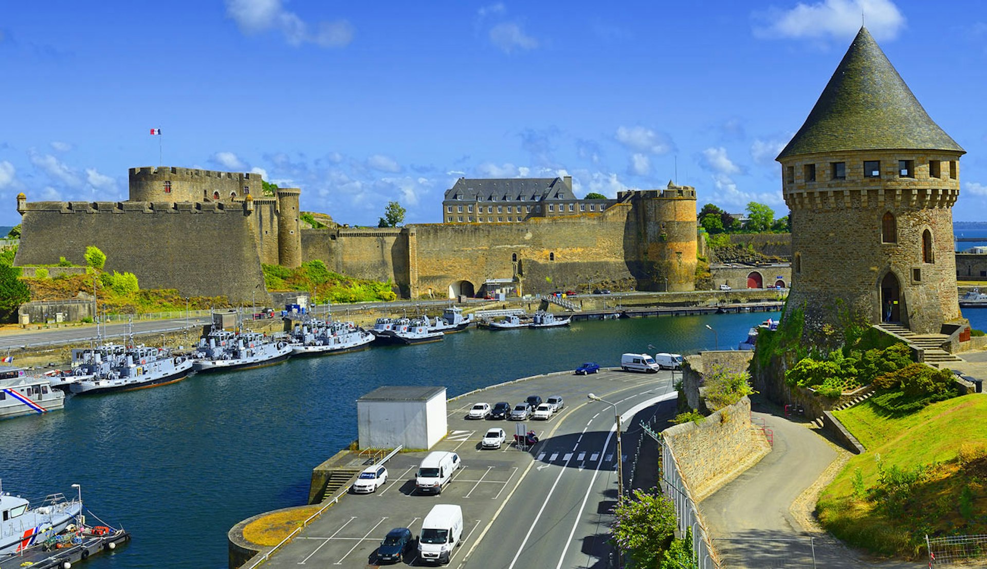 Gamla slottet vackert beläget vid vattnet i Brest, Frankrike.