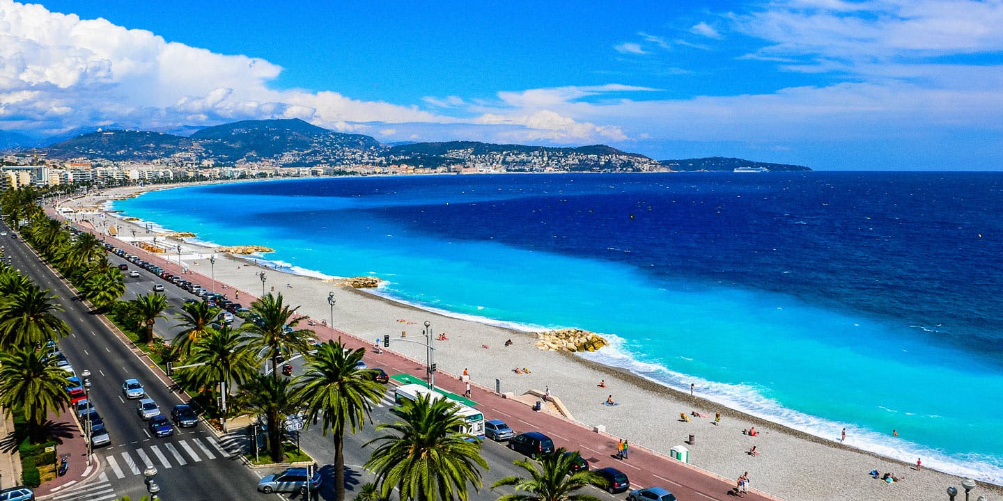 Vy över strandpromenaden i Nice, Frankrike.