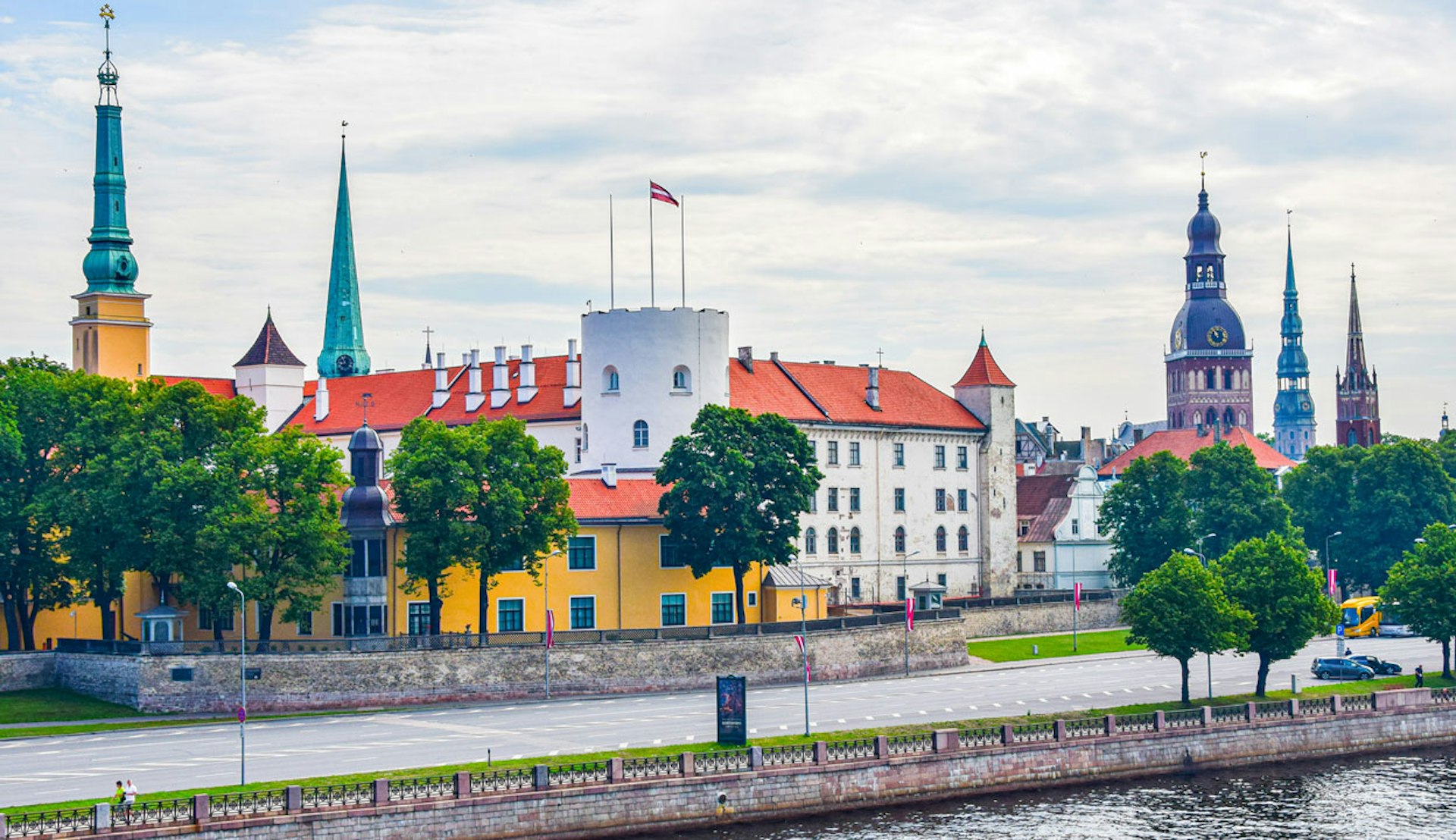 Slott vid floden Daugava i Riga, Lettland.