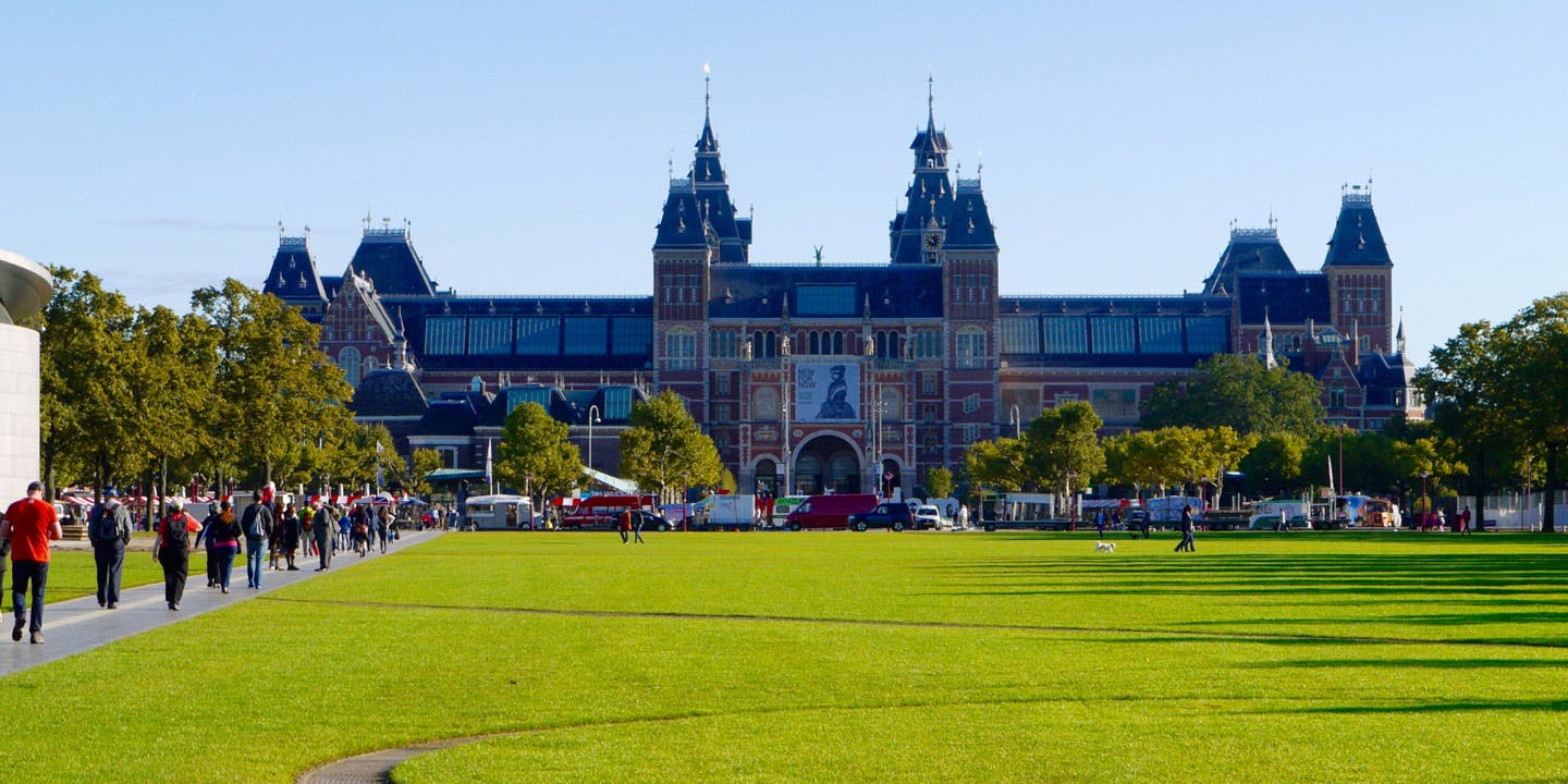 Rijksmuseum vid torget Museumplein i Amsterdam, Nederländerna.