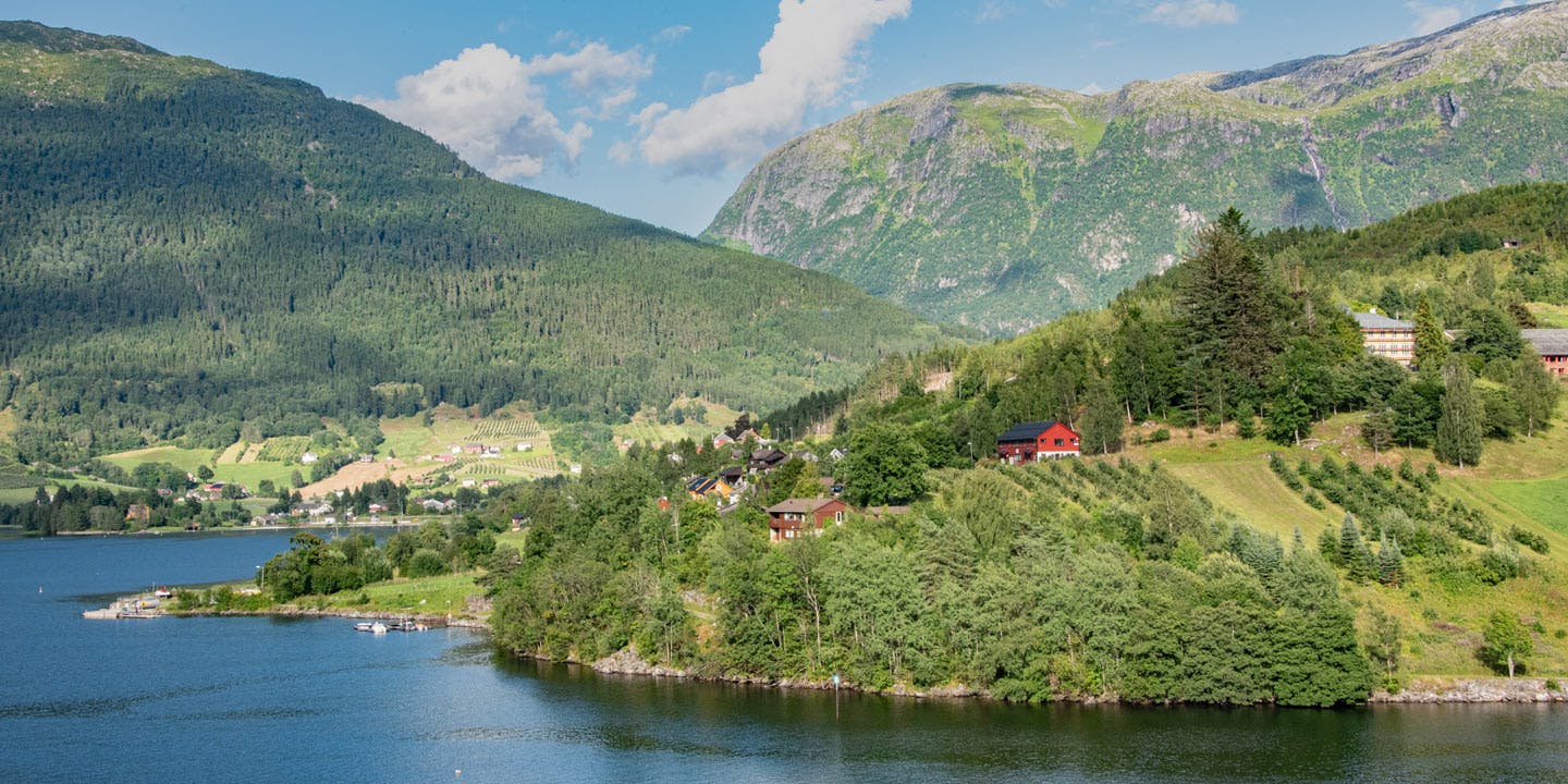 Vacker natur kring Ulvik i Norge.