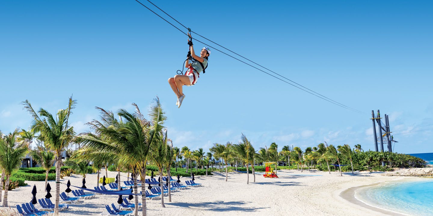 Zipline över stranden på Great Stirrup Cay, Bahamas.