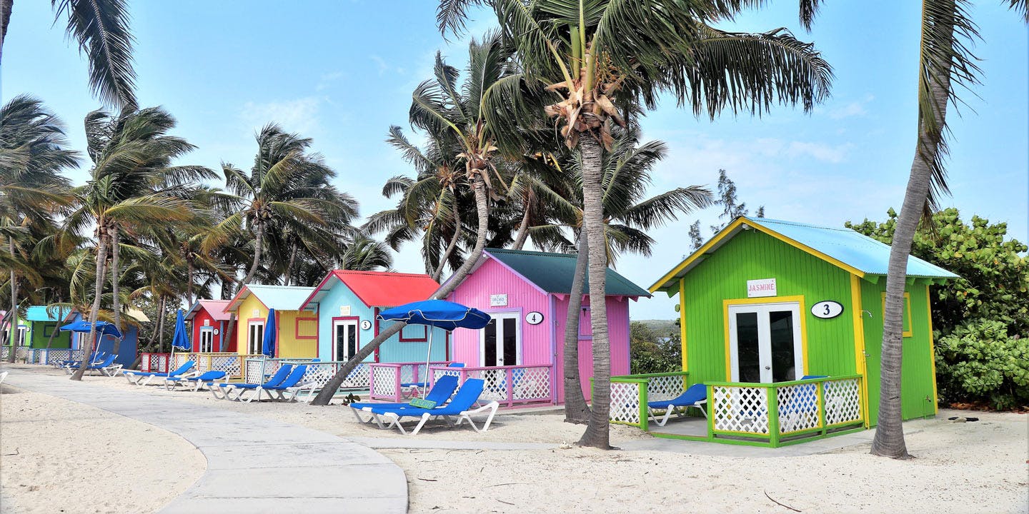 Färgglada bungalows på stranden i Princess Cays, Bahamas.