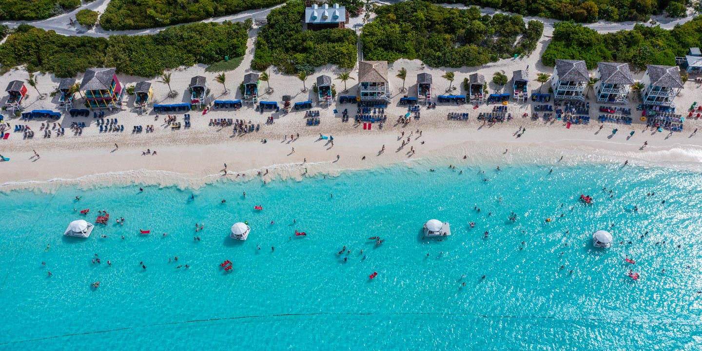 Vacker strand och turkåsblått hav på Half Moon Cay, Bahamas.