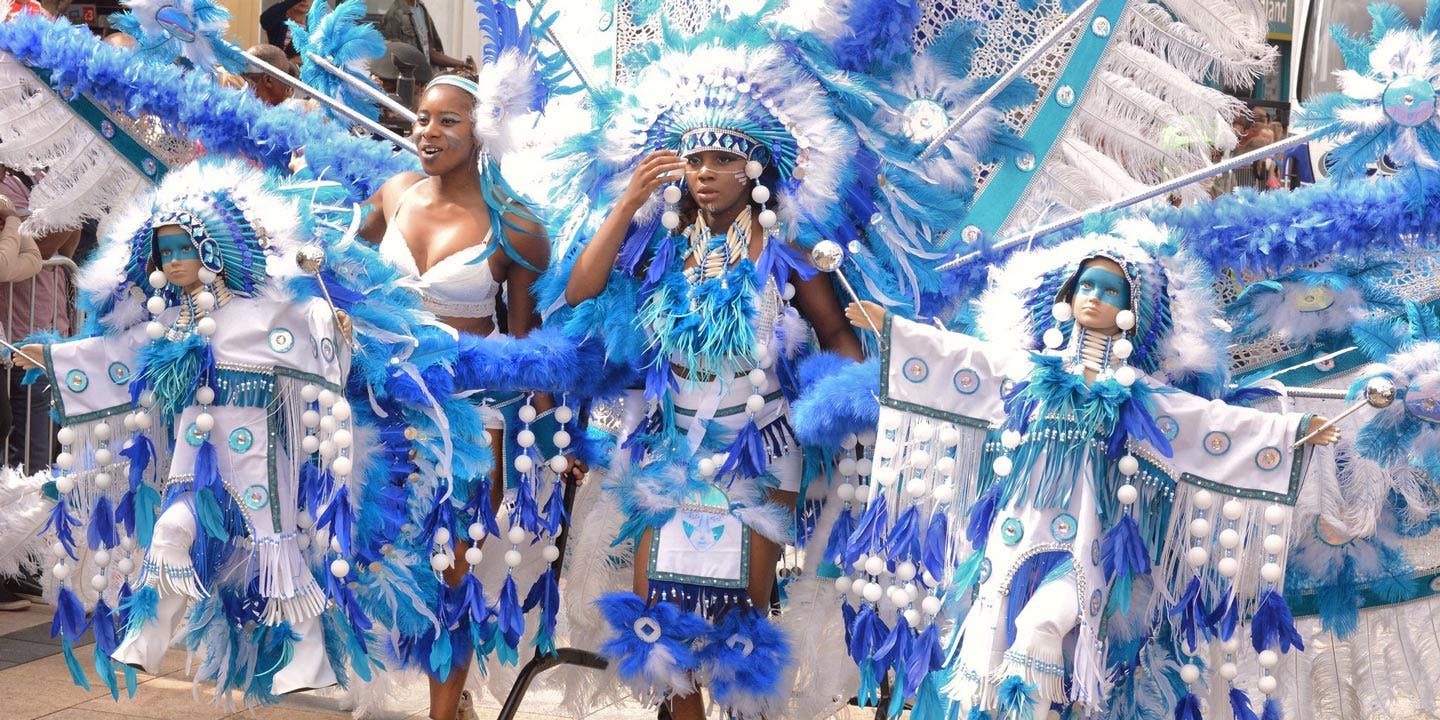 Mäktiga utstyrslar i blått och vitt, i karnevalen 