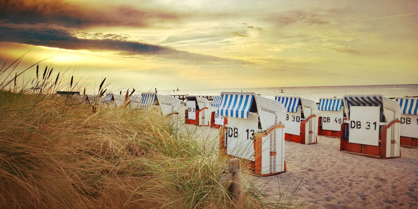 Vacker strand med badhytter i Warnemünde, Tyskland.