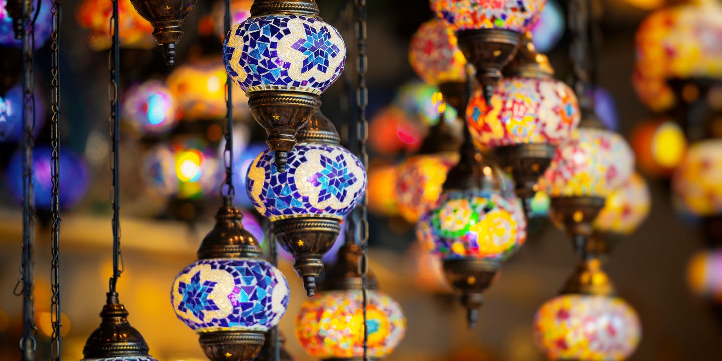 Traditionella arabiska lampor i olika färger.