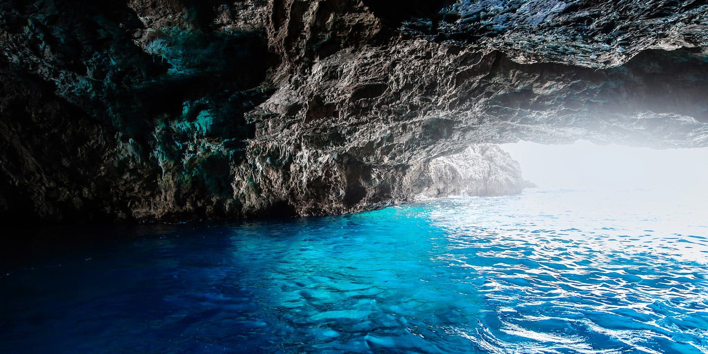 Blå grottan på halvön Lustica, nära Kotor i Montenegro.