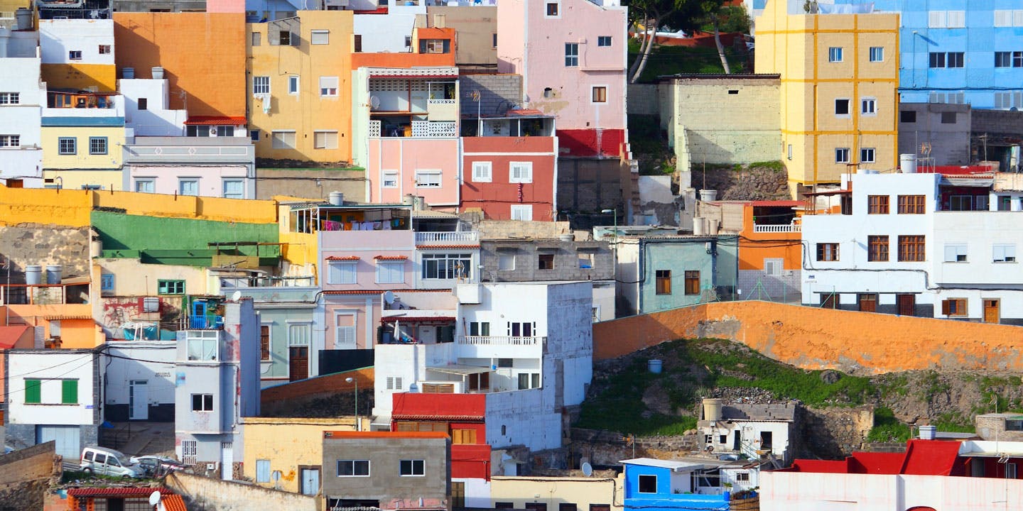 Färgglada hus i Las Palmas på Gran Canaria, Kanarieöarna.