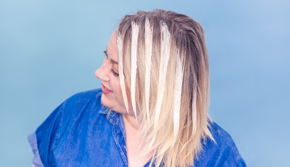 Image of esalon colorist with strips of esalons light set formula on her hair as it processes her side bangs