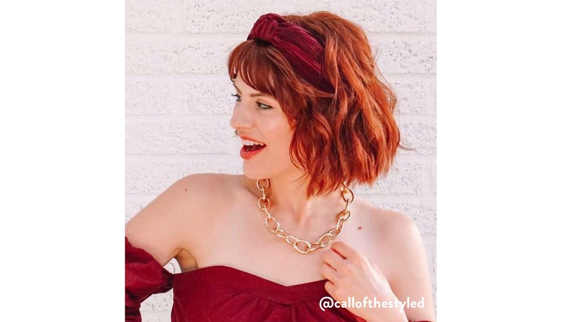 Molly, clienta de eSalon, con su color de cabello rojo corteza de menta para la época navideña.