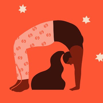 Mujer haciendo yoga con pantalones de yoga con el símbolo del zodiaco de cáncer y el color del cabello oscuro.