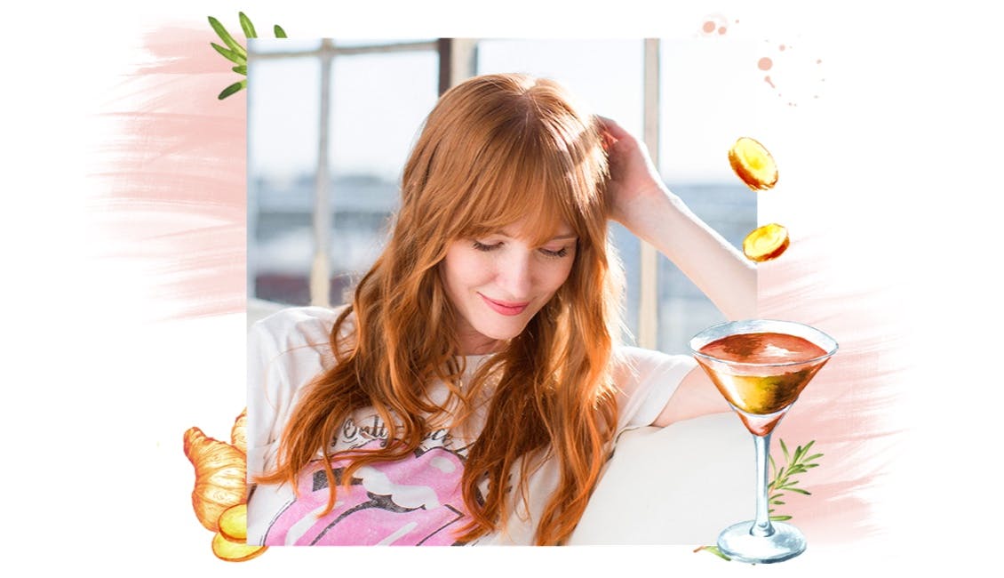 eSalon-Kundin mit ihrer Haarfarbe von eSalon in dem Ton Sparkling Ginger Whisky mit einer mittelblonden Basis und intensiven Kupfertönen.