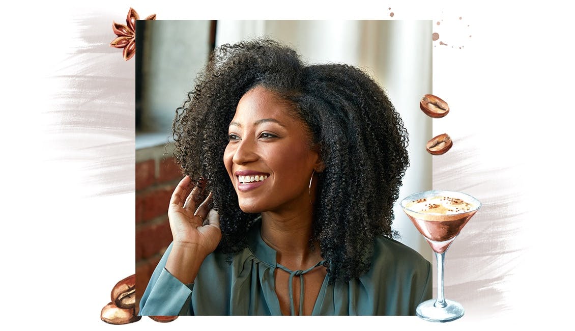 eSalon-Kundin mit ihrer Haarfarbe von eSalon in dem Ton Espresso Martini mit einer schwarzbraunen Basis und kühlen bis warmen Beigetönen.