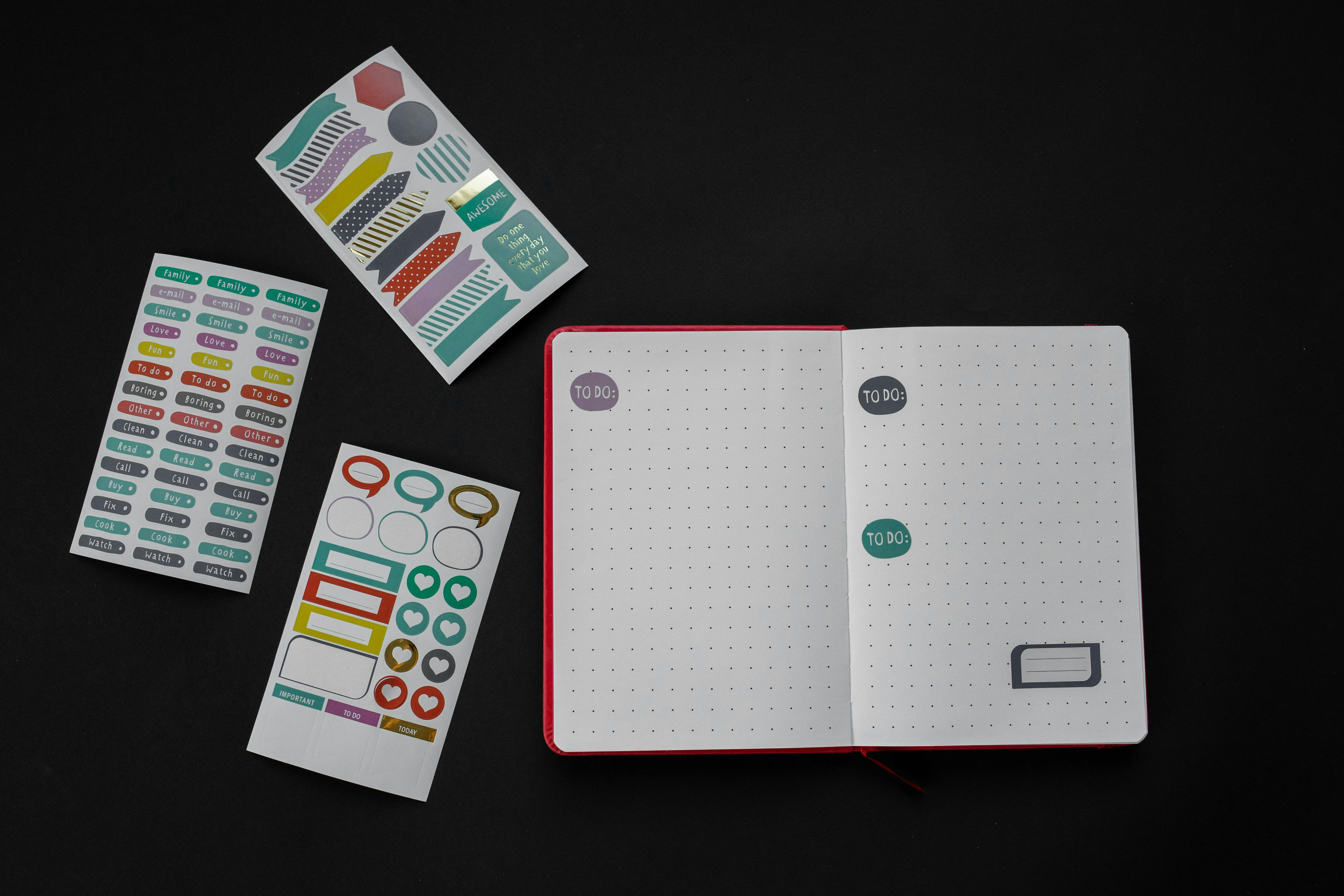 Gros plan sur un agenda papier ouvert, avec des notes manuscrites et des plannings, illustrant une méthode traditionnelle de gestion des réservations et des rendez-vous.