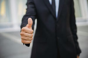 Homme faisant "oui" de la main