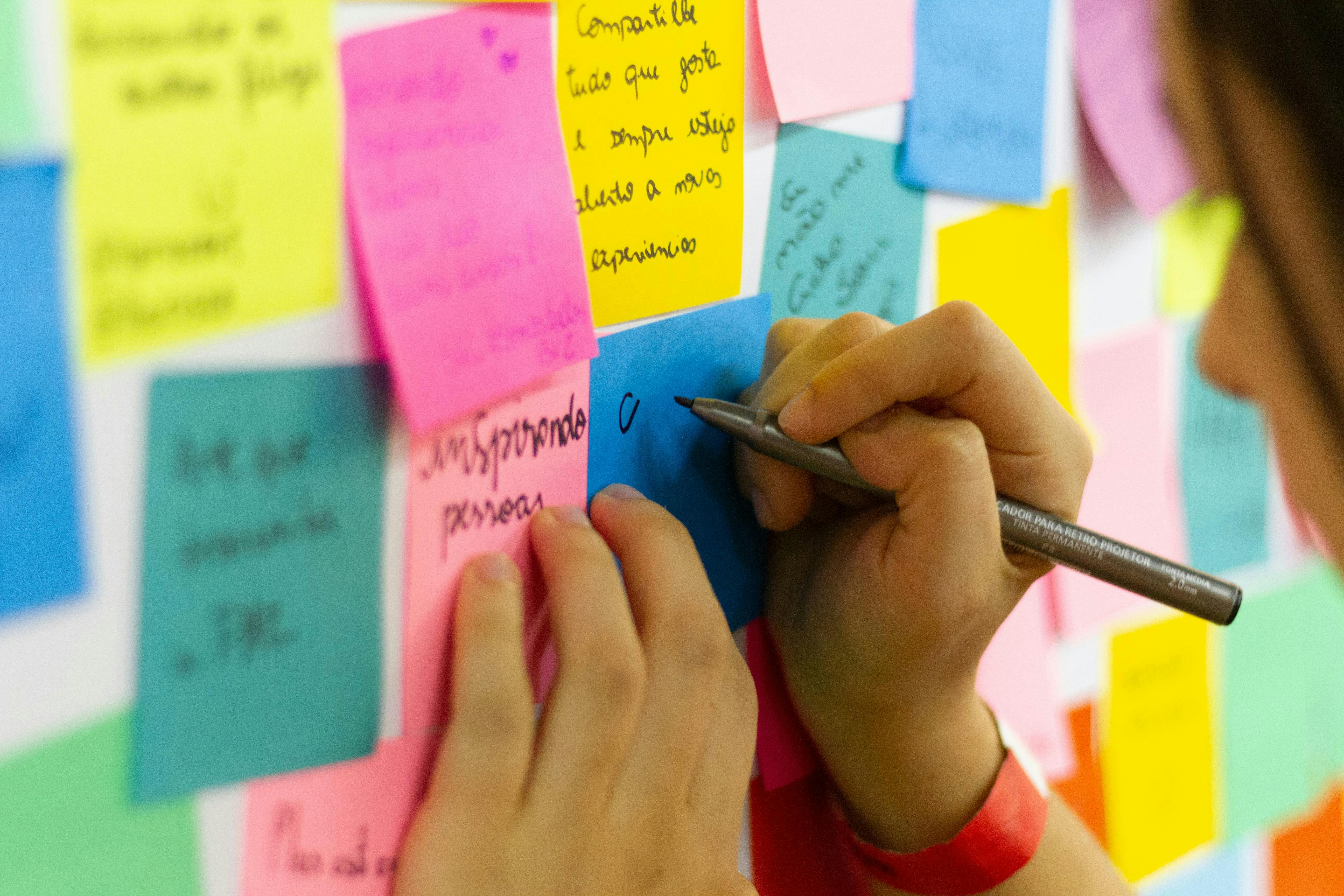 Femme qui écrit sur des papiers au mur
