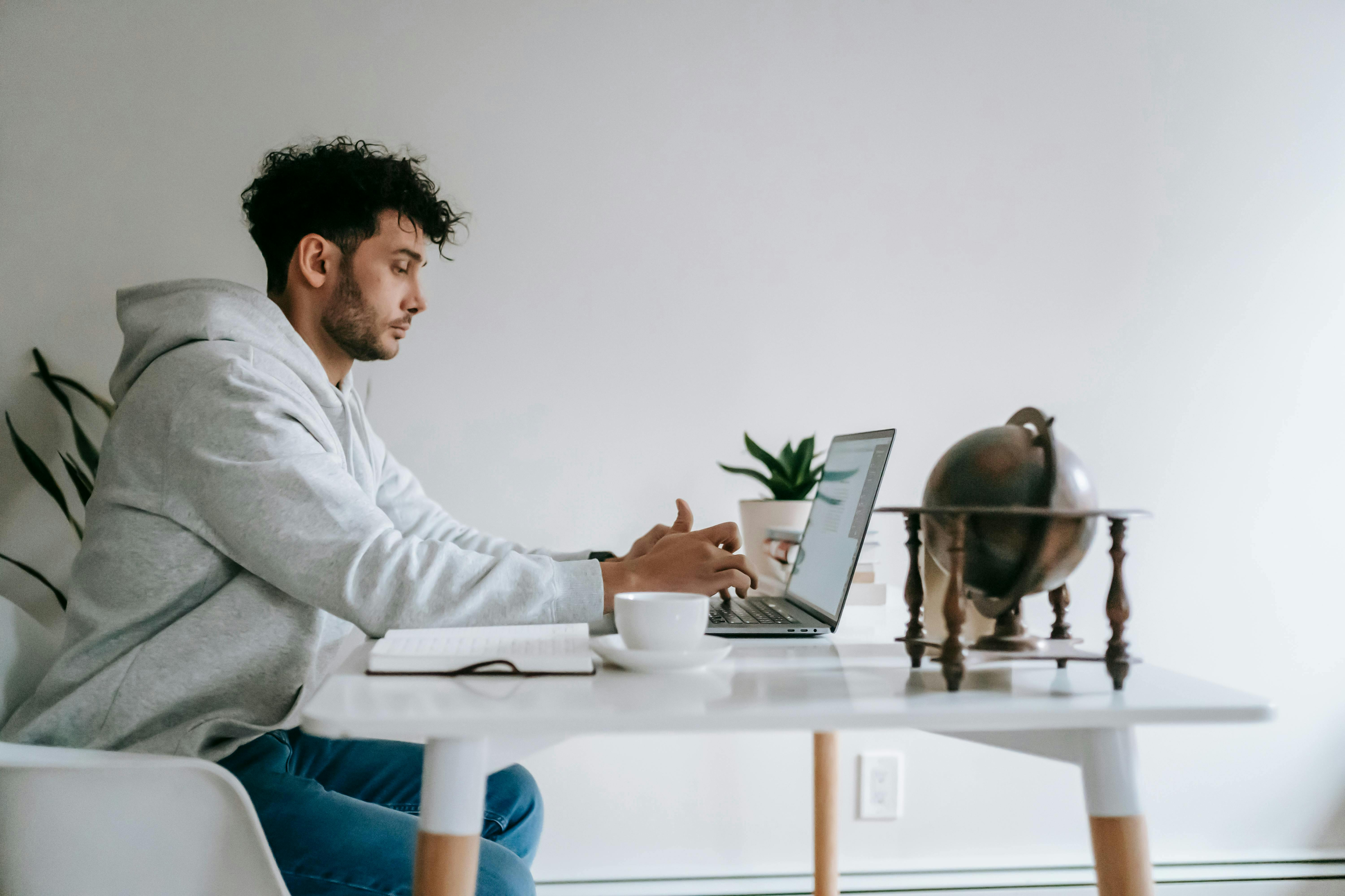 Homme qui consulte son agenda en ligne