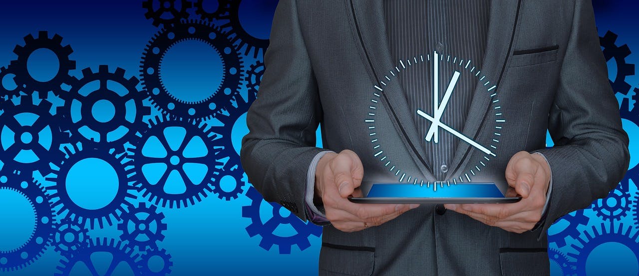 Homme qui gagne du temps grâce à un logiciel de gestion de salles