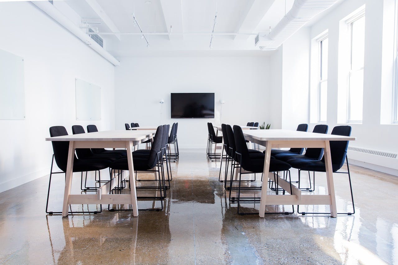 Salle de réunion publique inutilisée, un exemple de sous-utilisation des espaces.